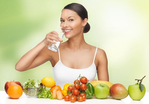 The principle of the water diet is to follow a drinking pattern that is accompanied by the consumption of whole foods