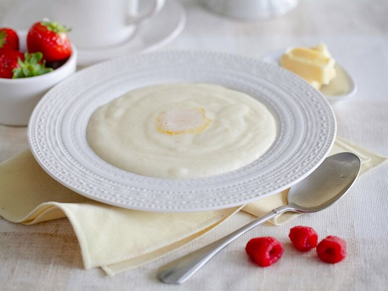 Semolina porridge is an ideal breakfast on a cereal day in addition to the 6-petal diet